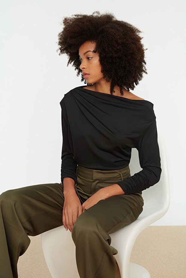 Czarna, zwiewna, elastyczna bluzka z dzianiny z asymetrycznym kołnierzykiem TWOAW21BZ1383 - 4