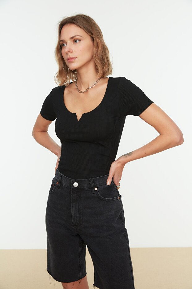 Siyah Havuz Yaka Detaylı Fitted/Vücuda Oturan Fitilli Esnek Crop Örme Bluz TWOSS20BZ1356 - 1