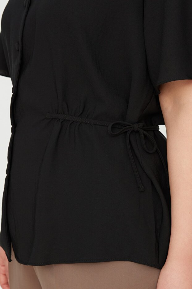 Černá tkaná halenka s výstřihem do V a zavazováním Plus Size TBBSS22BZ0753 - 9