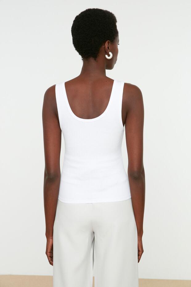 Weißes figurbetontes Tanktop aus geripptem, flexiblem Strick mit Poolkragen TWOSS22AL0042 - 5