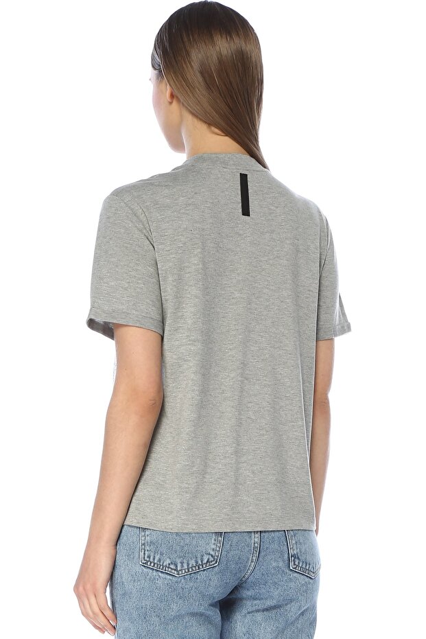 تي شيرت رمادي مطبوع عليه نص - 3