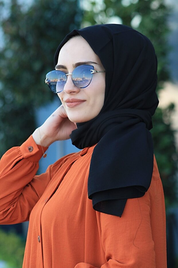 شال حرير المدينة باللون الأسود