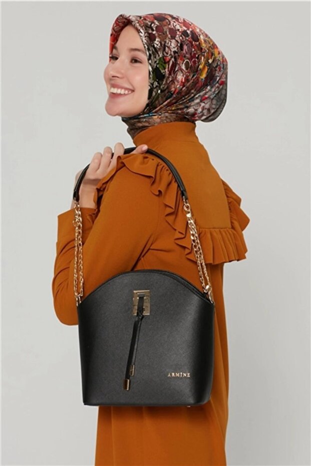 حقيبة نسائية سوداء