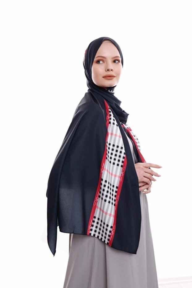 شال حريري من Line Medina باللون الأسود