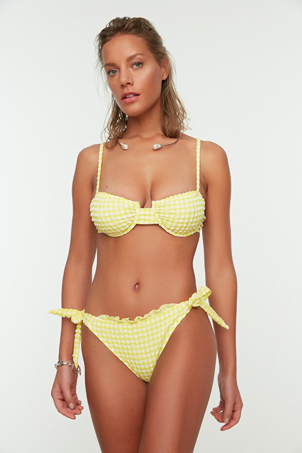 Sarı Pötikareli Dokulu Fırfırlı Regular Normal Bel Bikini Altı TBESS22BA0074 - 2