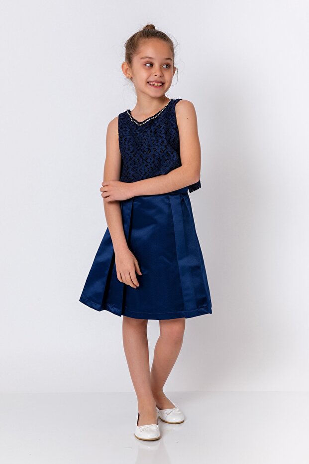 Devojčica u tamnoplavoj haljini - 1