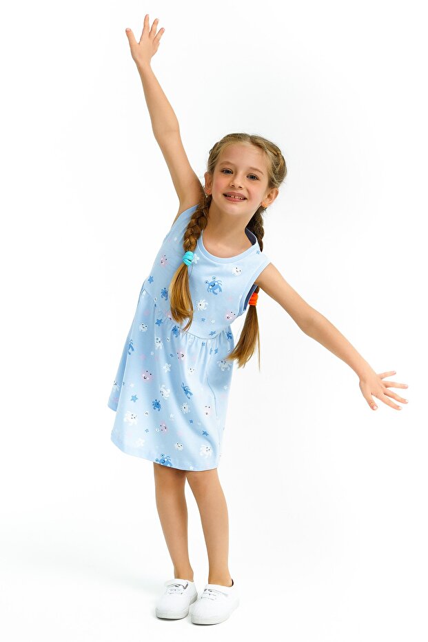 Devojčica u svetlo indigo haljini - 2