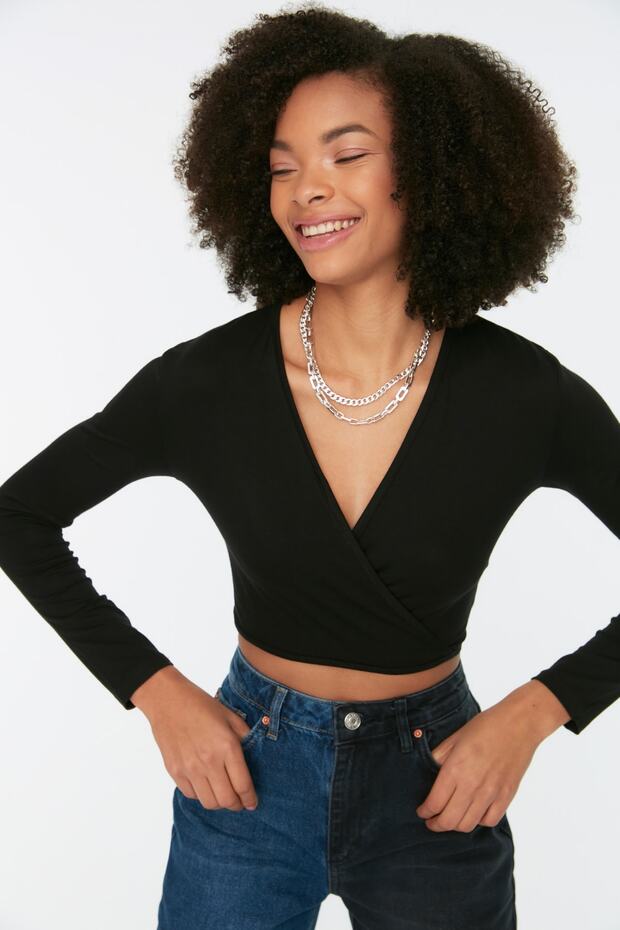 Siyah Kruvaze Yaka Fitted/Vücuda Oturan Crop Esnek Örme Bluz TWOSS21BZ0446