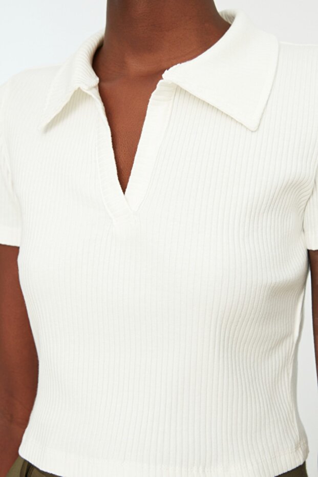 Beyaz Fitted/Vücuda Oturan Crop Polo Yaka Fitilli Esnek Örme Bluz TWOSS21BZ0038 - 9