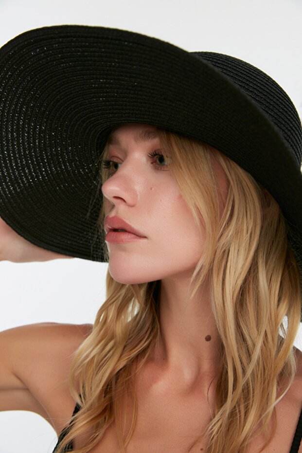 Czarny słomkowy kapelusz damski TWOSS22SP00005 - 2