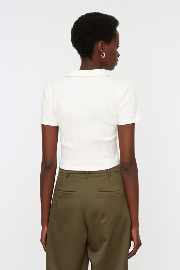 Beyaz Fitted/Vücuda Oturan Crop Polo Yaka Fitilli Esnek Örme Bluz TWOSS21BZ0038 - 10