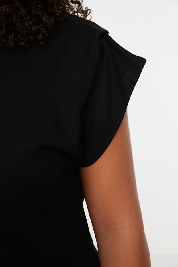 Czarny T-shirt z okrągłym dekoltem - 100% bawełny, detale rękawów TBBSS22BF0023 - 4