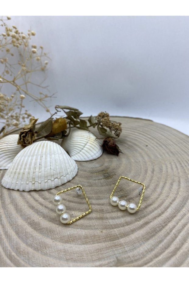 Small Square Model Gold Earrings with Three Pearls
