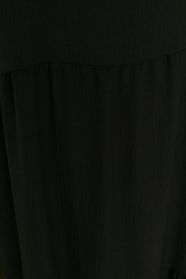 Siyah Shift/Düz Kesim Dik Yaka Midi Dokuma Elbise TBBSS22EL1593 - 4
