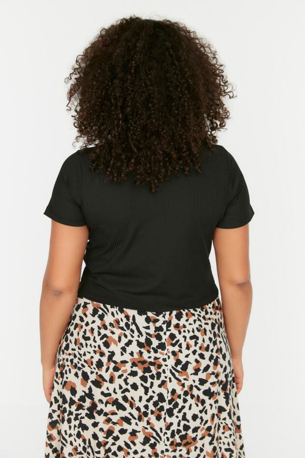 Siyah Crop Bisiklet Yaka Örme Büyük Beden T-Shirt TBBSS22TS2107 - 5