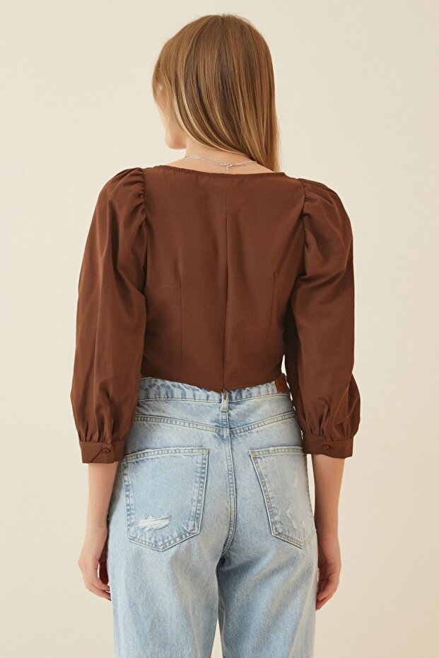 بلوزة ذات ياقة مربعة - 3