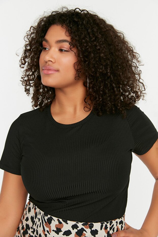Siyah Crop Bisiklet Yaka Örme Büyük Beden T-Shirt TBBSS22TS2107 - 3