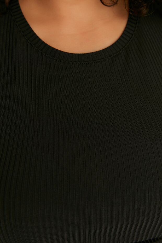 Siyah Crop Bisiklet Yaka Örme Büyük Beden T-Shirt TBBSS22TS2107 - 4