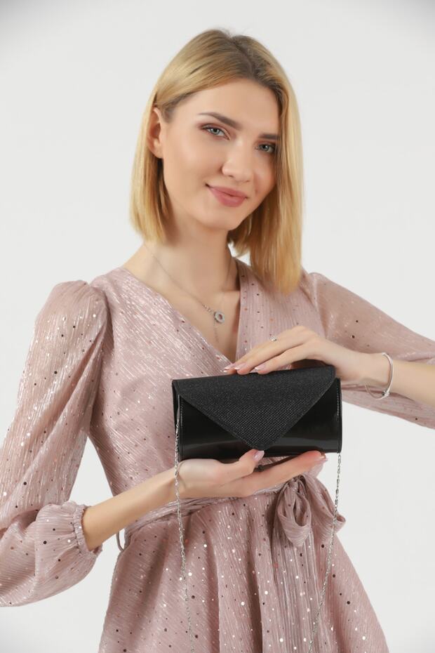 حقيبة سهرة سوداء لامعة