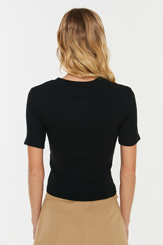 Siyah Cut Out Detaylı Fitted/Vücuda Oturan Bisiket Yaka Crop Fitilli Esnek Örme Bluz TWOSS22BZ0355 - 5