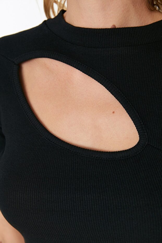 Siyah Cut Out Detaylı Fitted/Vücuda Oturan Bisiket Yaka Crop Fitilli Esnek Örme Bluz TWOSS22BZ0355 - 3