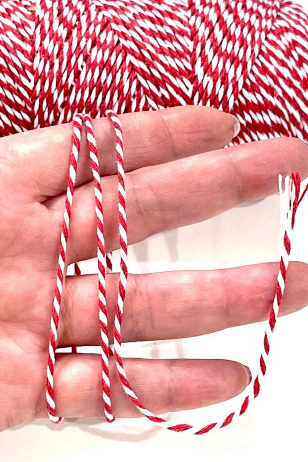 خيط مارتينيشكا / خيط تغليف الهدايا باللونين الأحمر والأبيض / خيط تغليف ملونين 25 مترًا - مواد التعبئة