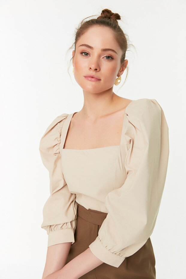 Tkana bluzka taupe z rękawami balonowymi i kwadratowym dekoltem TWOAW21BZ0210 - 2