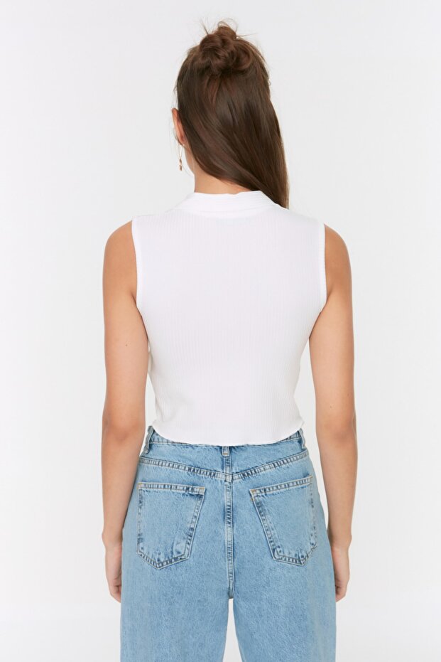 Beyaz Fitted/Vücuda Oturan Polo Yaka Crop Esnek Örme Bluz TWOSS22BZ0335 - 5