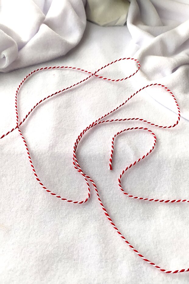 خيط مارتينيشكا / خيط تغليف الهدايا باللونين الأحمر والأبيض / خيط تغليف ثنائي اللون 1 متر - 5