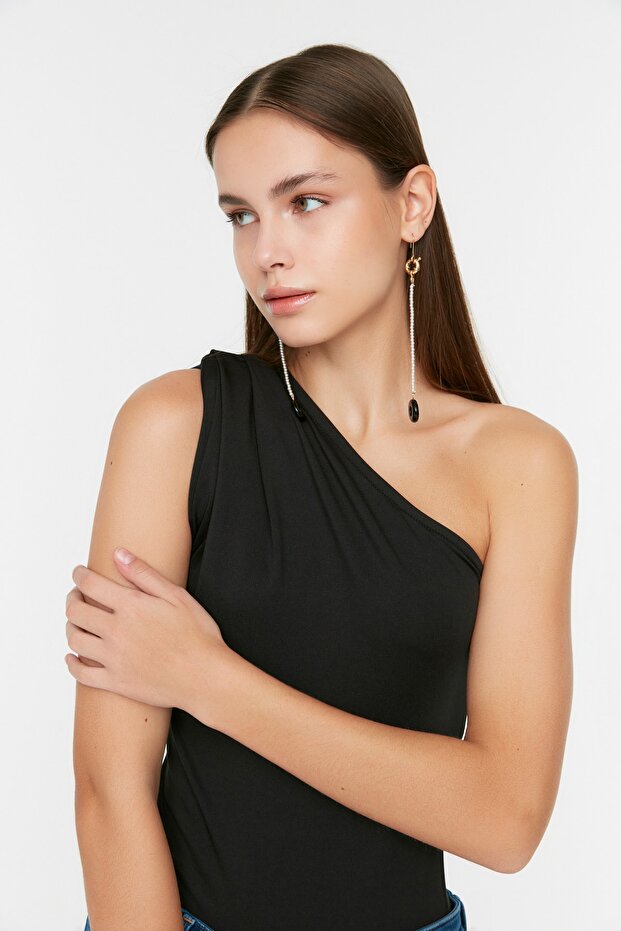 Siyah Asimetrik Yakalı Alttan Çıtçıtlı Esnek Örme Body TWOSS22BD00014 - 3