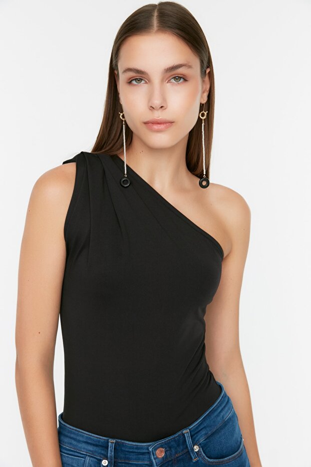 Siyah Asimetrik Yakalı Alttan Çıtçıtlı Esnek Örme Body TWOSS22BD00014 - 1