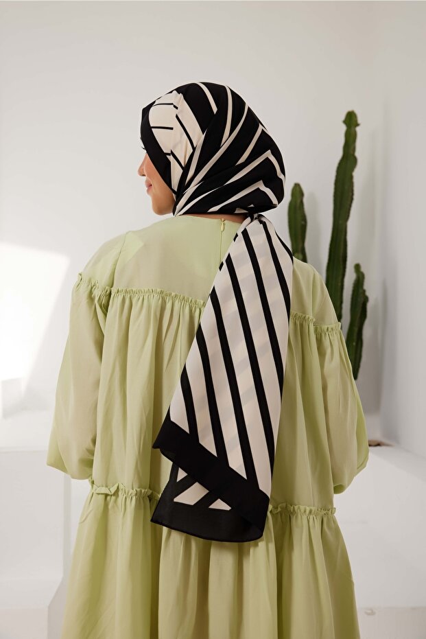 Women's Medina Silk Shawl Symmetrical Pattern Black - White