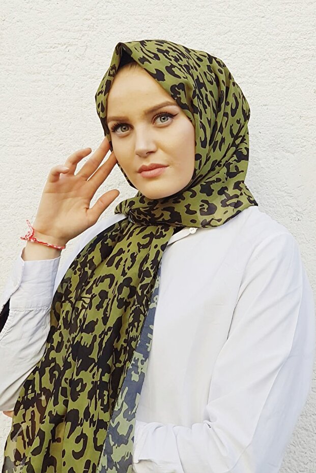 نموذج شال شيفون منقوش بنقشة الفهد باللون الأخضر الزيتي - 2