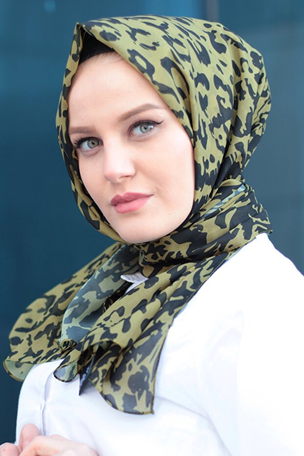 نموذج شال شيفون منقوش بنقشة الفهد باللون الأخضر الزيتي - 3