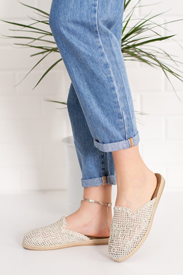 Women's Beige Straw Knit Closed Front Slippers