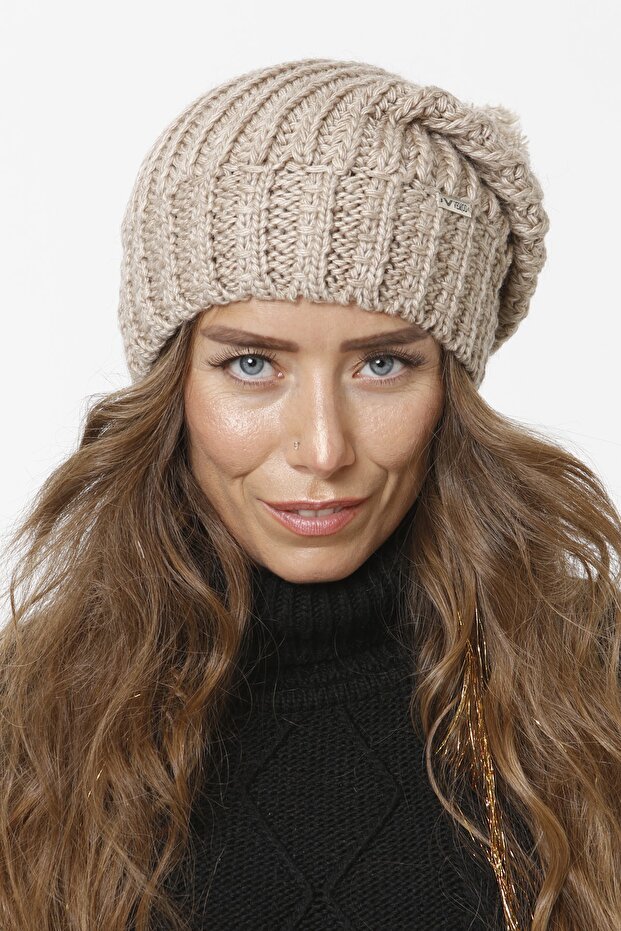 51u Knitted Hat with Pompom - Cream