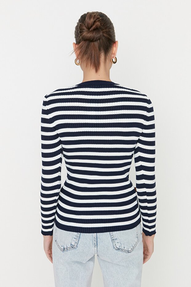 Granatowy sweter basic w paski TWOAW21KZ0942 - 5