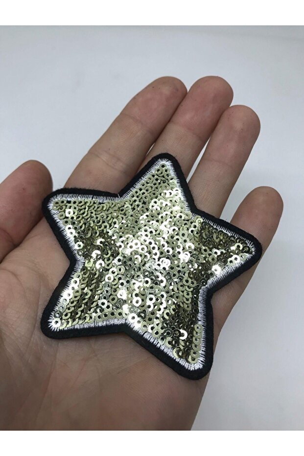 مطرزة بالترتر الذهبي على شكل نجمة - 1