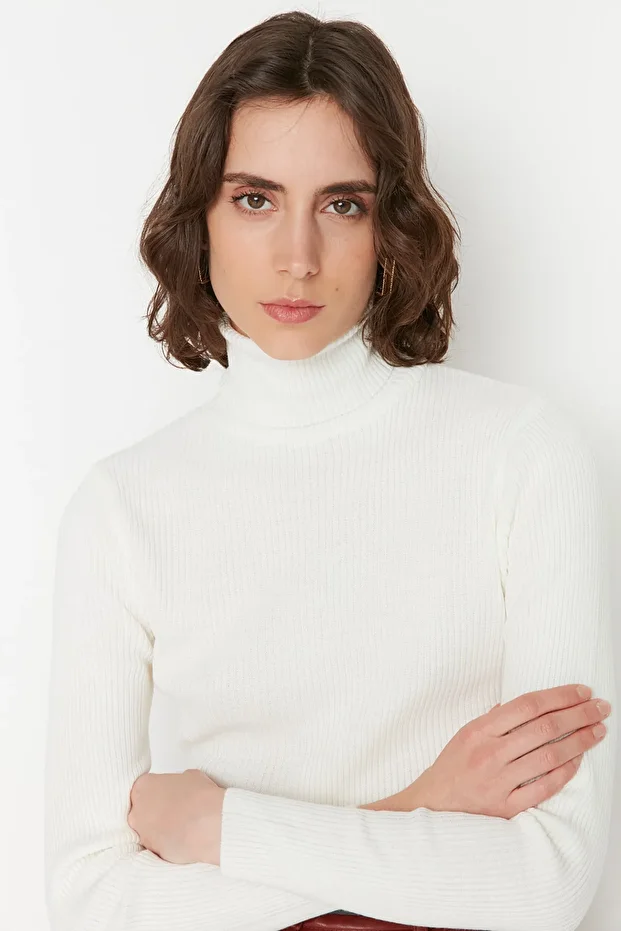 Ecru Basic Turtleneck Sweater TWOAW21KZ1279 - 2