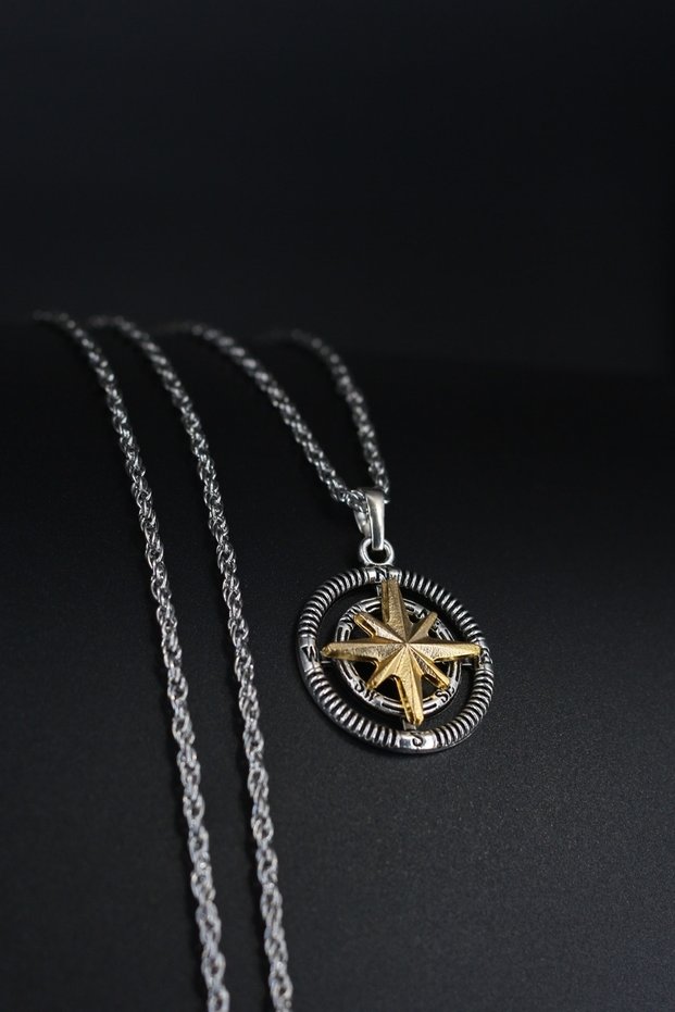 Compass Twist Chain Necklace (Gold Detailed)