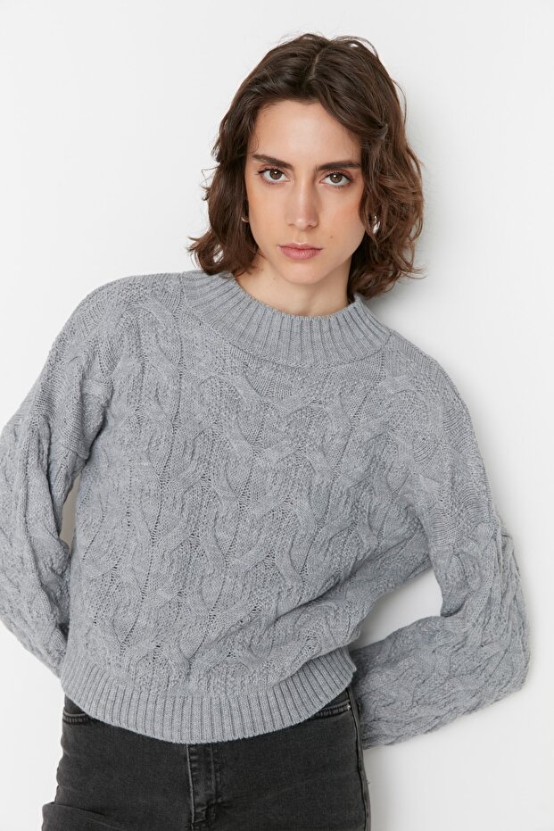 Grauer kurzer Strickpullover mit Stehkragen TWOAW22KZ1634 - 1