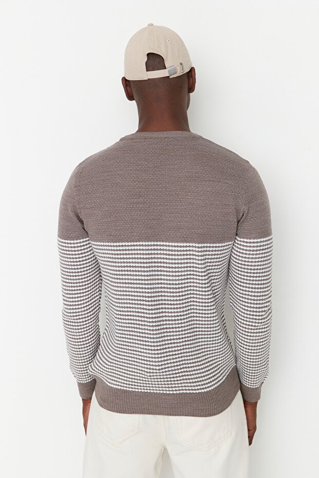 Nerzfarbener Slim-Fit-Strickpullover mit Rundhalsausschnitt TMNAW21KZ0557 - 7