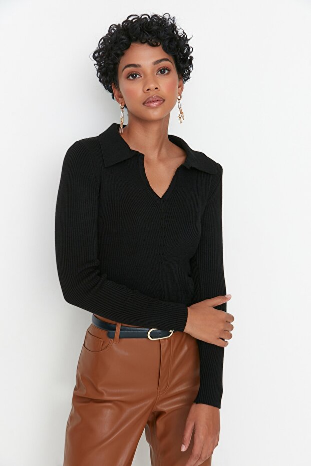 Schwarzer, detaillierter Strickpullover mit Kragen - 1