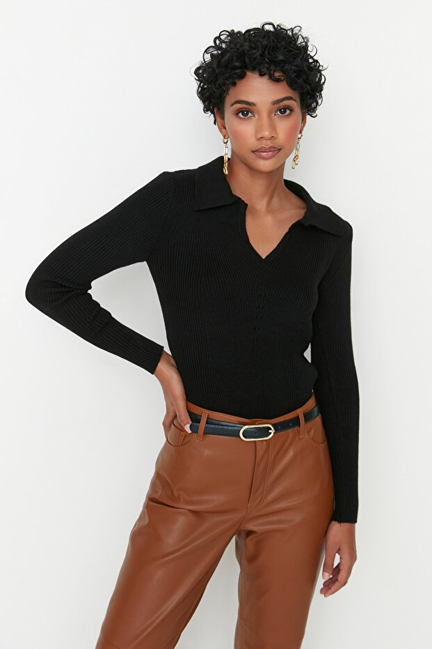 Schwarzer, detaillierter Strickpullover mit Kragen - 2