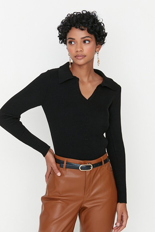 Schwarzer, detaillierter Strickpullover mit Kragen - 3