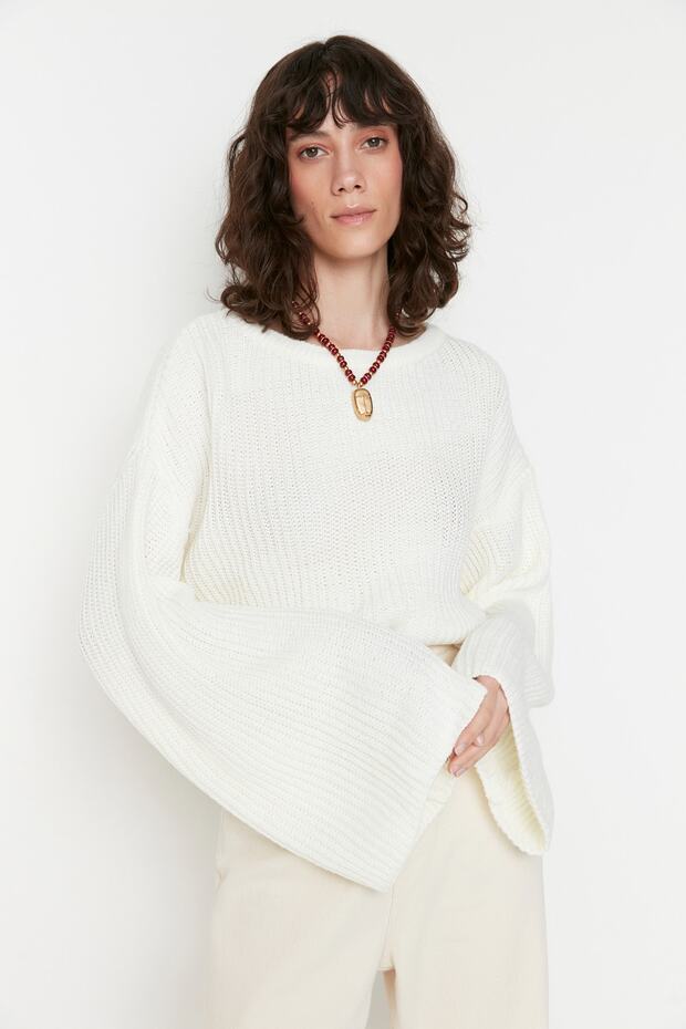 Trendyolmilla  Ekru Crop Geniş Kalıp İspanyol Kol Triko Kazak TWOAW20KZ0743 - Görsel 3
