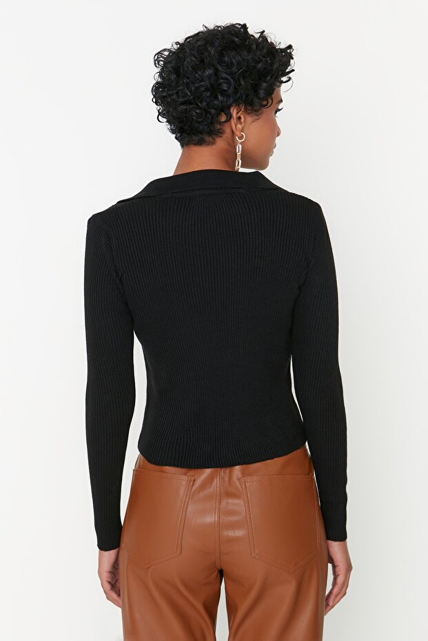 Schwarzer, detaillierter Strickpullover mit Kragen - 5