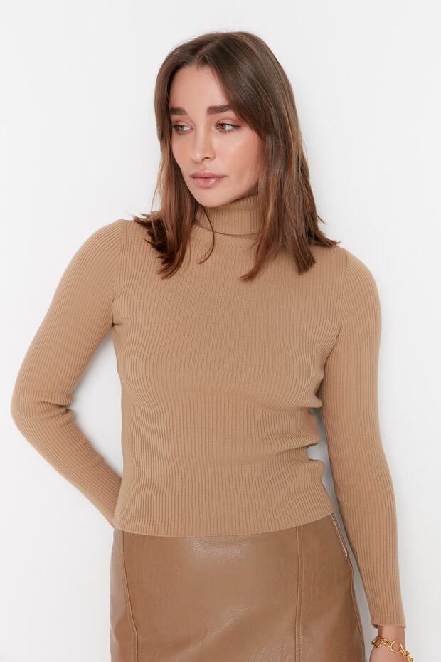 Kamelfarbener Basic-Rollkragenpullover TWOAW21KZ1279 - 2