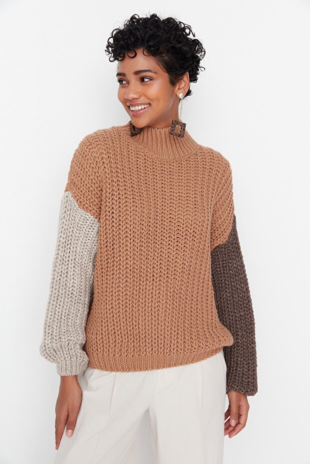 Kamelfarbener, weich strukturierter Strickpullover mit Farbblockdesign und weiter Passform TWOAW21KZ0271 - 3