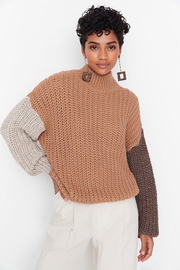 Kamelfarbener, weich strukturierter Strickpullover mit Farbblockdesign und weiter Passform TWOAW21KZ0271 - 1